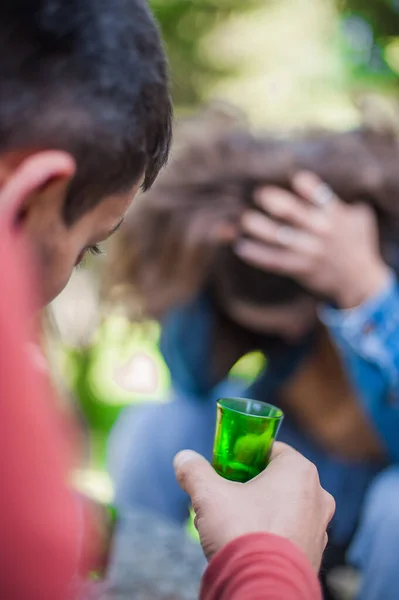 Ein Stark Betrunkenes Paar Ein Junge Und Ein Mädchen Trinken — Stockfoto
