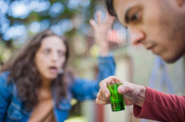 Kavga eden çok sarhoş bir çift. Gençlik kültüründe ilişkiler ve sosyal sorunlar. Alkolizm kavramı