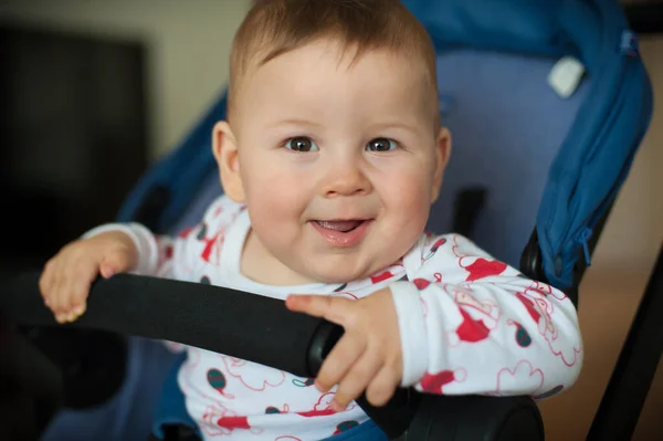 Porträtt Glad Och Leende Pojke Sin Barnvagn Tittar Kameran Glädje — Stockfoto