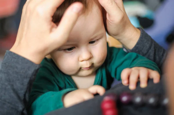 Pandangan Dekat Ibu Memegang Kepala Bayi Laki Laki Lucu Tangannya — Stok Foto