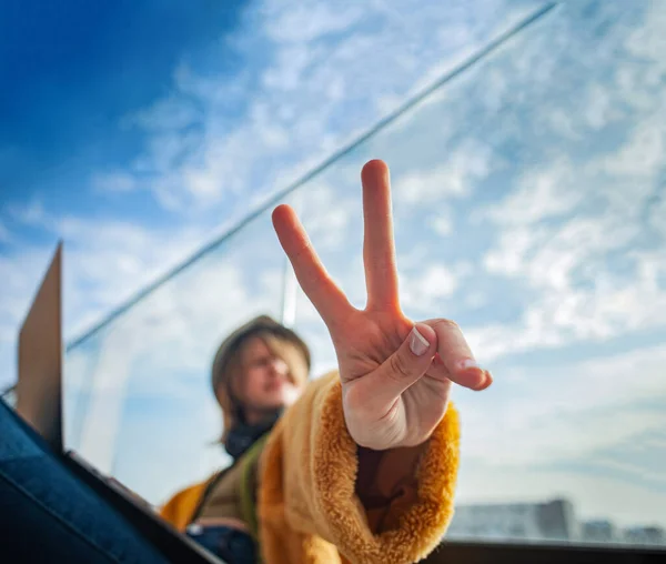 Дівчинка Підліток Соціальні Мережі Показують Знак Миру Сидить Підлозі Балконі — стокове фото
