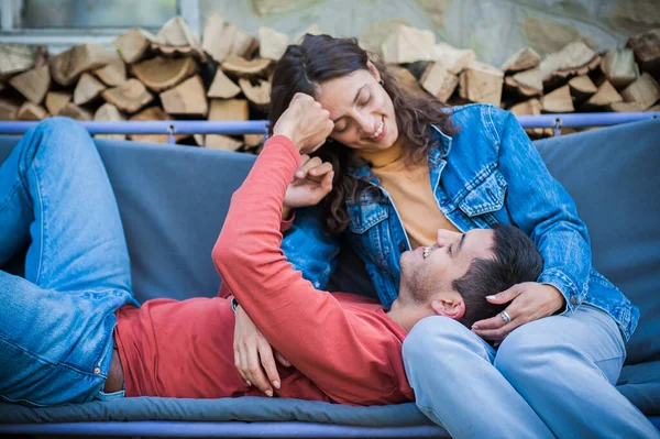 Ein Fröhliches Und Romantisches Paar Liegt Auf Einer Schaukel Umarmt — Stockfoto