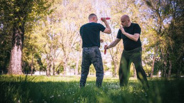 Bıçağa karşı bıçak dövüşü eğitimi. Sumbrada eğitim yöntemi. Plastik silah savunma tatbikatı