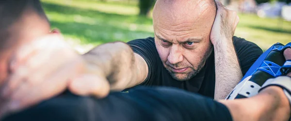 Muay Thai Trainer Tiene Guanti Focus Elbow Kick Tecnica Allenamento — Foto Stock