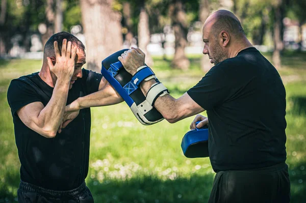 Muay Thai Trainer Detém Luvas Foco Cotovelo Chute Técnica Treinamento — Fotografia de Stock