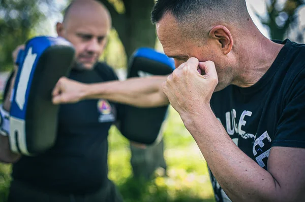 Entrenador Muay Thai Tiene Guantes Enfoque Entrenamiento Kick Boxeo Demostración —  Fotos de Stock