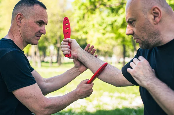 ナイフ対ナイフ戦闘訓練 スブラダの訓練方法 プラスチック製の武器防衛デモドリル — ストック写真
