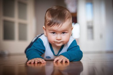 Sevimli erkek bebek yerde sürünüyor, dünyayı keşfediyor ve hareket etmeyi öğreniyor. Aşk ve aile duyguları