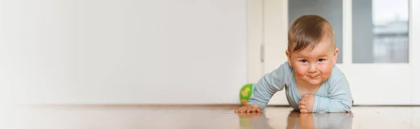 Słodki Chłopiec Czołga Się Parterze Odkrywa Świat Uczy Się Poruszać — Zdjęcie stockowe
