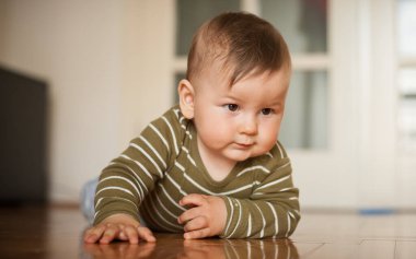 Sevimli erkek bebek yerde sürünüyor, dünyayı keşfediyor ve hareket etmeyi öğreniyor. Aşk ve aile duyguları