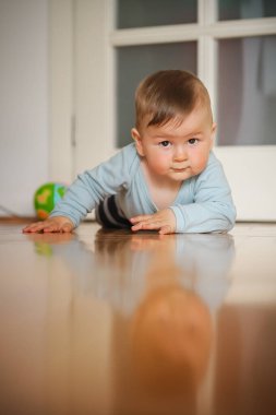 Sevimli erkek bebek yerde sürünüyor, dünyayı keşfediyor ve hareket etmeyi öğreniyor. Aşk ve aile duyguları