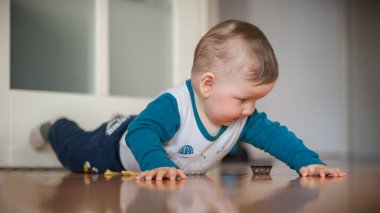 Sevimli erkek bebek yerde sürünüyor, dünyayı keşfediyor ve hareket etmeyi öğreniyor. Aşk ve aile duyguları