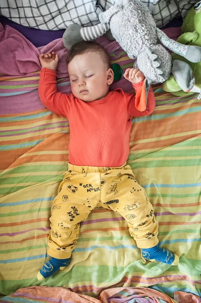 Ένα Χαριτωμένο Αγοράκι Κοιμάται Ήσυχα Και Χαλαρό Στο Κρεβάτι Του — Φωτογραφία Αρχείου