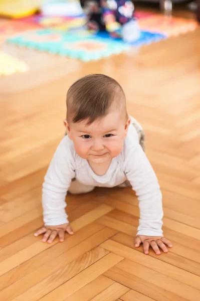 可爱的男婴爬到家里的地板上 探索世界 学习移动 前面的景色爱情和家庭感情 — 图库照片