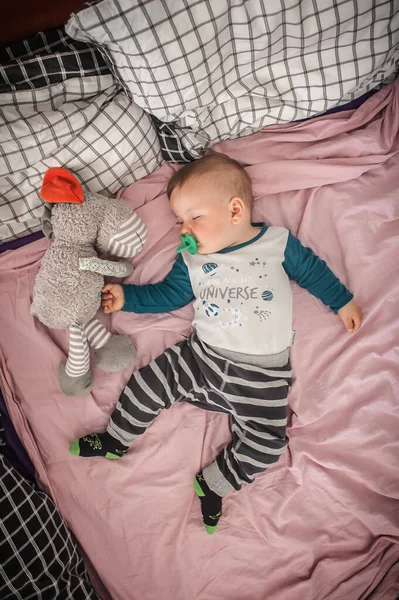 귀엽고 아이가 장난감을 가지고 침대에서 평온하고 편안하게 요람의 — 스톡 사진