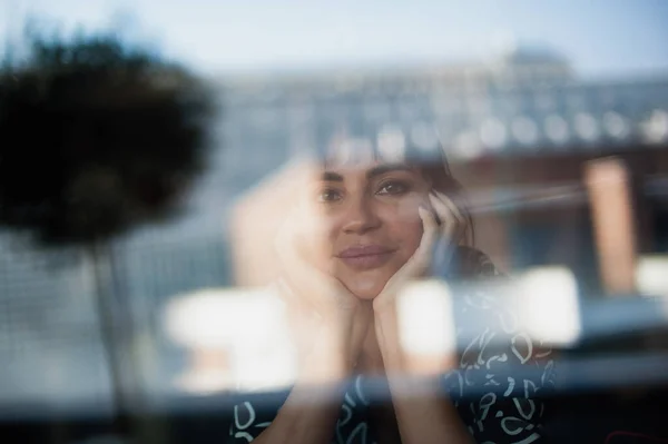 Současná Moderní Žena Brunetka Šatech Stojící Před Zrcadlem Svém Komfortním — Stock fotografie