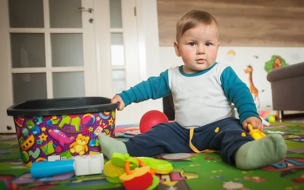 귀여운 바닥에 장난감 상자에서 장난감을 가지고 아기들을 놀이터 — 스톡 사진