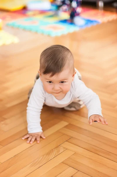 可爱的男婴爬到家里的地板上 探索世界 学习移动 前面的景色爱情和家庭感情 — 图库照片