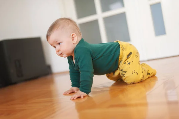 可爱的男婴爬到家里的地板上 探索世界 学习移动 侧视图 爱情和家庭感情 — 图库照片