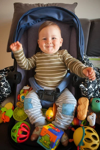 Porträtt Söt Pojke Barnvagn Omgiven Färgglada Leksaker Kärlek Och Familjekänslor — Stockfoto