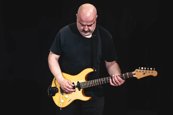 Bas Gitarist Elektro Gitarist Sahnede Canlı Performans Sergiliyor Tekrarlama Uygulama — Stok fotoğraf