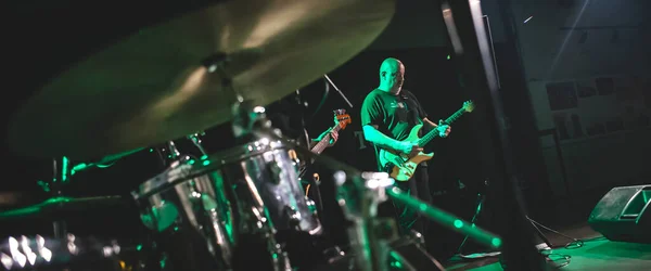 Bas Gitarist Elektro Gitarist Sahnede Canlı Performans Sergiliyor Tekrarlama Uygulama — Stok fotoğraf