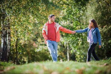 Âşık olmak. Romantik çift doğa yürüyüşünden zevk alıyor. Aşk, ilişki ve romantizm kavramı. Kız arkadaş ve erkek arkadaş çıkıyor.
