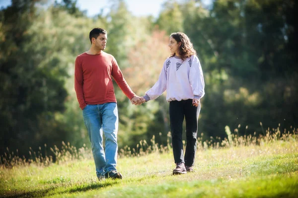 Att Bli Förälskad Romantiskt Par Njuter Ängen Promenad Tillsammans Naturen — Stockfoto