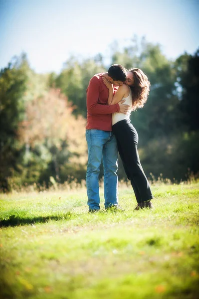 Romantiskt Par Älskar Att Kramas Och Kyssas Parken Förhållande Och — Stockfoto