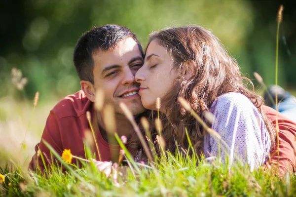 Pojkvän Och Flickvän Ett Romantiskt Par Kär Ligga Ängen Gräs — Stockfoto