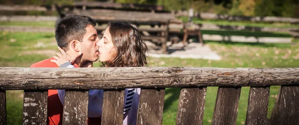 Romantisches Verliebtes Paar Umarmt Und Küsst Sich Einem Dorf Der — Stockfoto