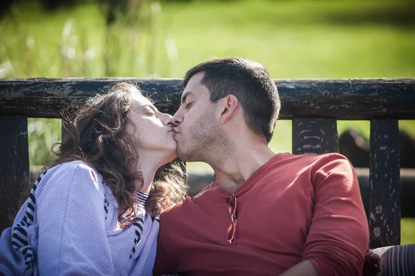 Romantikus Pár Szerelmes Ölelés Csók Vidéki Faluban Természet Szabadban Kapcsolat — Stock Fotó