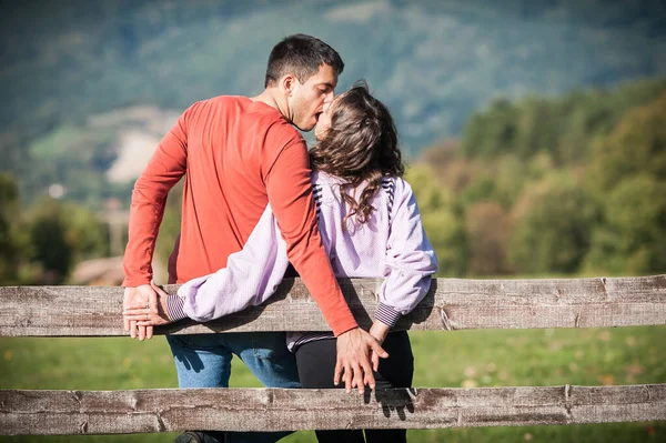 ロマンチックなカップルは 自然の屋外の田舎の村で抱擁し キスするのが大好きです 関係とロマンスのコンセプト — ストック写真