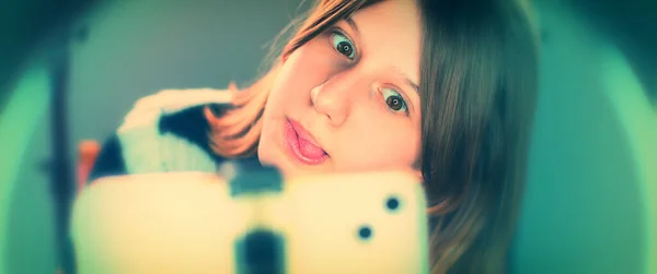 Eine Junge Weibliche Online Influencerin Macht Videoinhalte Über Das Teenager — Stockfoto