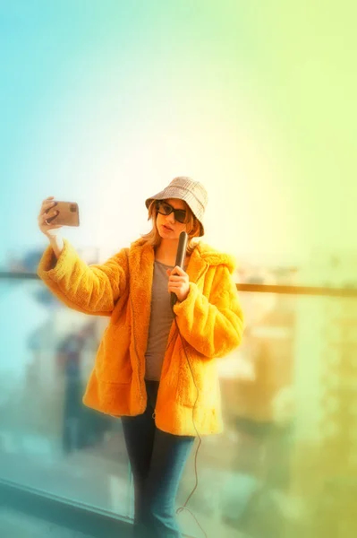 Nastolatka Robiąca Selfie Lub Streaming Wideo Żywo Stojąc Przy Szklanym — Zdjęcie stockowe