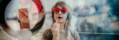 Nüfuzlu genç bir kadın akıllı telefondan video kaydediyor ve kendini yüzük lambasıyla aydınlatıyor. Yayın sosyal ağlardaki takipçilerle iletişim kurar. 