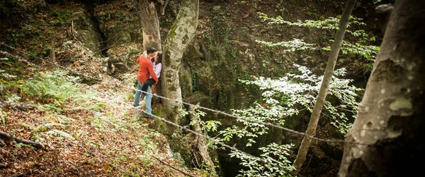 Mladý Zamilovaný Pár Zkoumá Prochází Hlubokým Lesem Hoře Překrásném Jarním — Stock fotografie