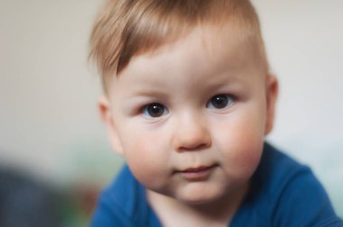 Kameraya bakan tatlı bir bebek. Detaylı yakın görünüm. Aşk ve aile kavramı