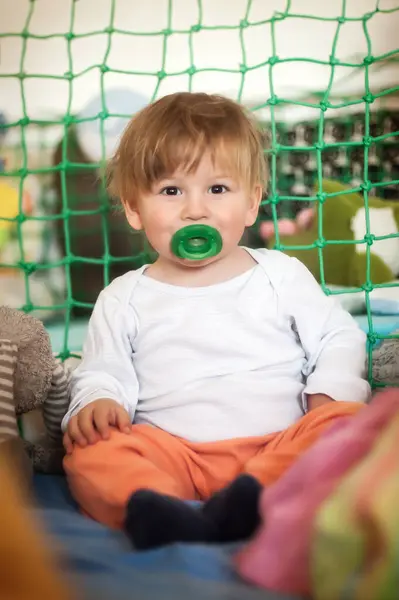 Småbarn Med Rufsigt Hår Och Nyfikna Ögon Njuter Sängen Med — Stockfoto