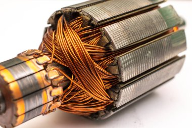 Elektrik motoru. Bakır kablolar. Beyaz arkaplandaki motor rotoru