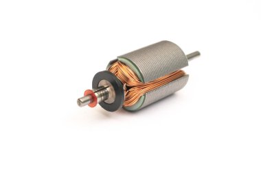 Elektrik motoru. Bakır kablolar. Beyaz arkaplandaki motor rotoru