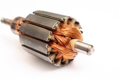 Elektrik motoru. Bakır kablolar. Beyaz arkaplandaki motor rotoru