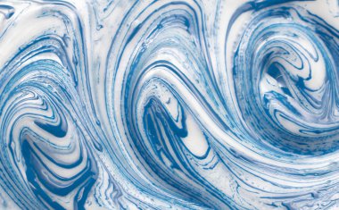 Beyaz kütleli mavi boya lekeleri