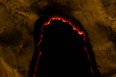 Yanan kağıt, parlayan kağıt kenarı siyah arkaplan üzerinde