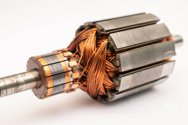 электрический двигатель. медные обмотки. ротор двигателя на белом фоне