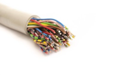 Beyaz arkaplanda izole edilmiş bakır kablolar