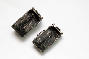 Beyaz zemin üzerinde izole edilmiş nikel kadmiyum piller