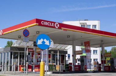 Sosnowiec, Polonya, 02.27.2023 K benzin istasyonu, yüksek yakıt fiyatları