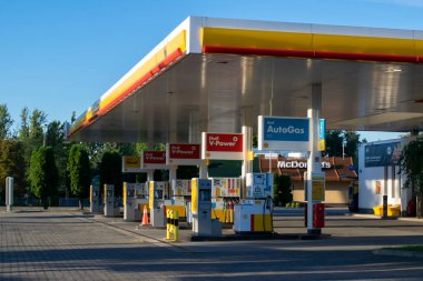 Sosnowiec, Polonya, 02.27.2023 Shell benzin istasyonu, yüksek yakıt fiyatları