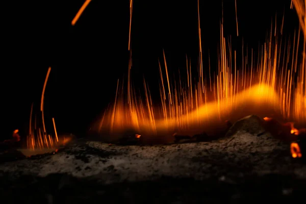 暗闇の中で撃て 爆発ブラックパウダー — ストック写真